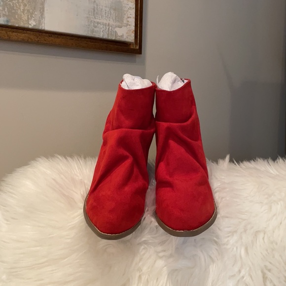 NIB (7) NOT RATED red faux suede pointed booties zip slouchy 3” stack heel pixie - Picture 12 of 13